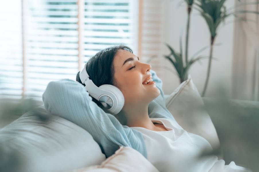 SonoVibration Originelle - Femme qui écoute avec un casque